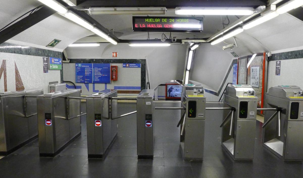 Vestíbulo de una estación de Metro de Madrid a las 8 horas