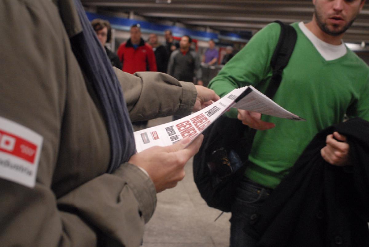 CCOO reparte octavillas para informar de la huelga general